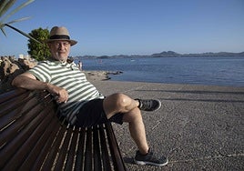 El catedrático, poeta y ensayista cartagenero David Pujante, durante una estancia en La Manga.