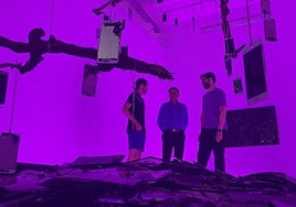 Jorge Isla, ayer, en la muestra con Manuel Cebrián y Rodrigo Carreño.