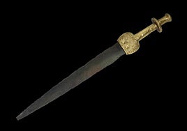 Espada con mango de oro.