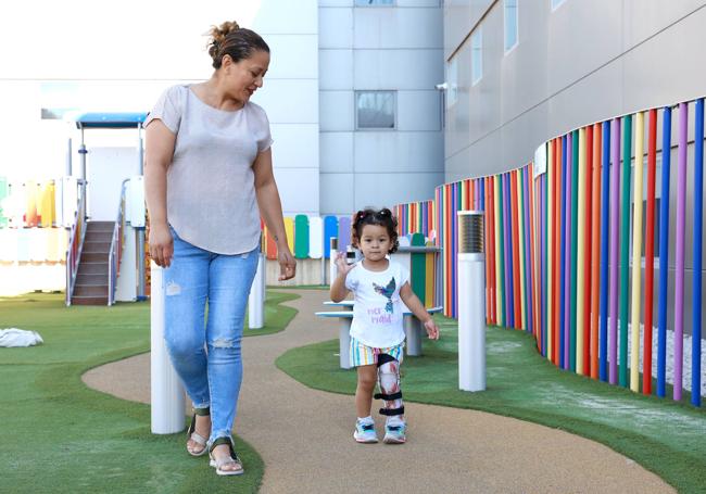 Victoria, junto a su madre, Lorgia López.