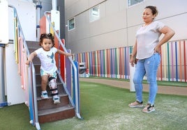 Victoria juega en el parque infantil de La Arrixaca, esta semana, bajo la mirada de su madre, Lorgia López.