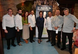 En familia. Rafael Marín, de La Bodeguita de Javi; David Muñoz, de Alborada, Pepa González, Juanfran Martínez, de La Pequeña, Aurelia González, Javier Gracia, de La Bodeguita de Javi, y los camareros Toledo y Molina, de El Churra.