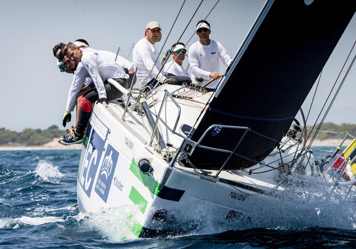 El 'Enewtec', del CN La Isleta, da el salto con tres primeros puestos y ya lidera la Copa de la Reina