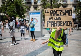 Una pancarta en una protesta contra el racismo, en una foto de archivo.