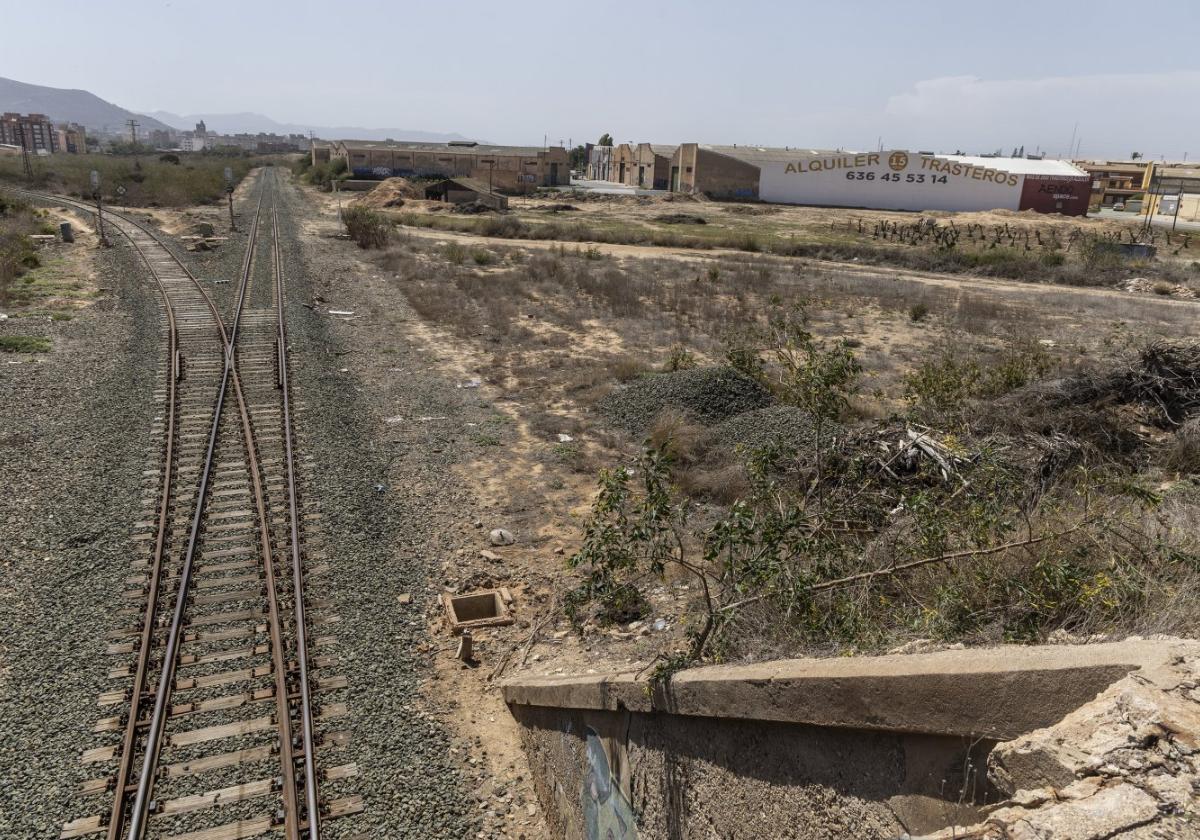 Zona de vías de Torreciega donde los vecinos denuncian que han movido tierras.