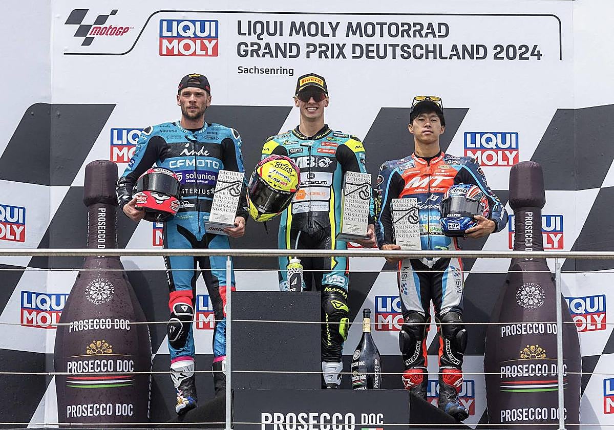 Fermín Aldeguer (cen.), en lo alto del podio tras conseguir la victoria en el GP de Alemania.