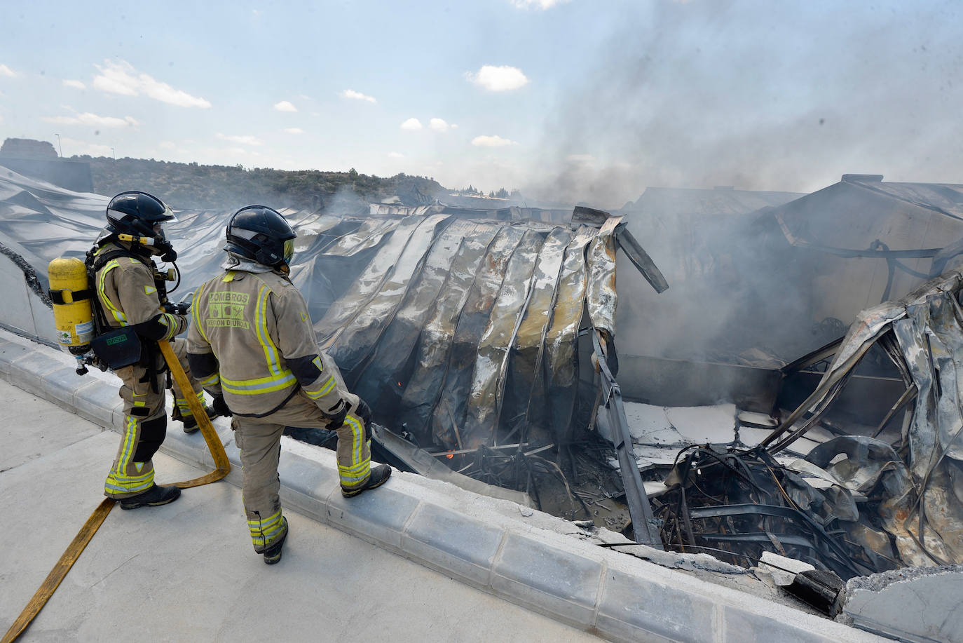 Arde una nave industrial en el polígono La Polvorista de Molina
