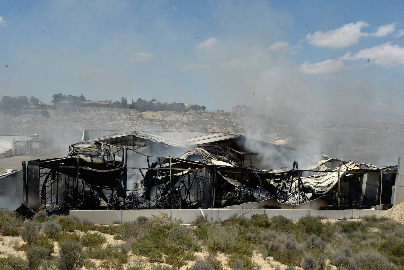 Arde una nave industrial en el polígono La Polvorista de Molina
