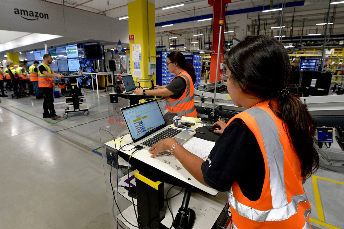 El centro logístico de Amazon en Corvera, en imágenes