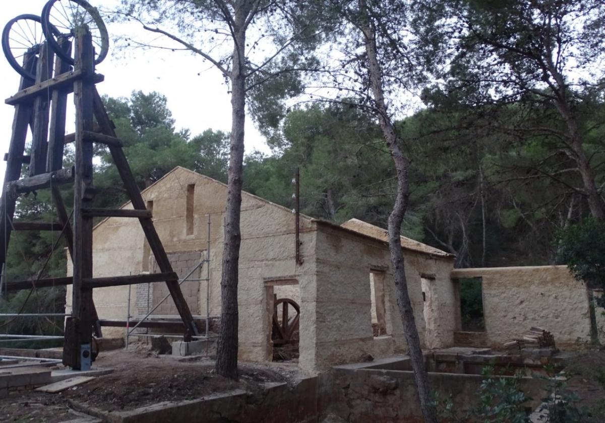 Castillete y caseta de máquinas de la mina Santo Tomás, después de la restauración.