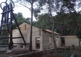 Castillete y caseta de máquinas de la mina Santo Tomás, después de la restauración.