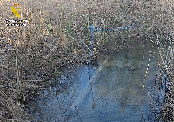 Tubería instalada en el río Luchena en una imagen de la investigación.