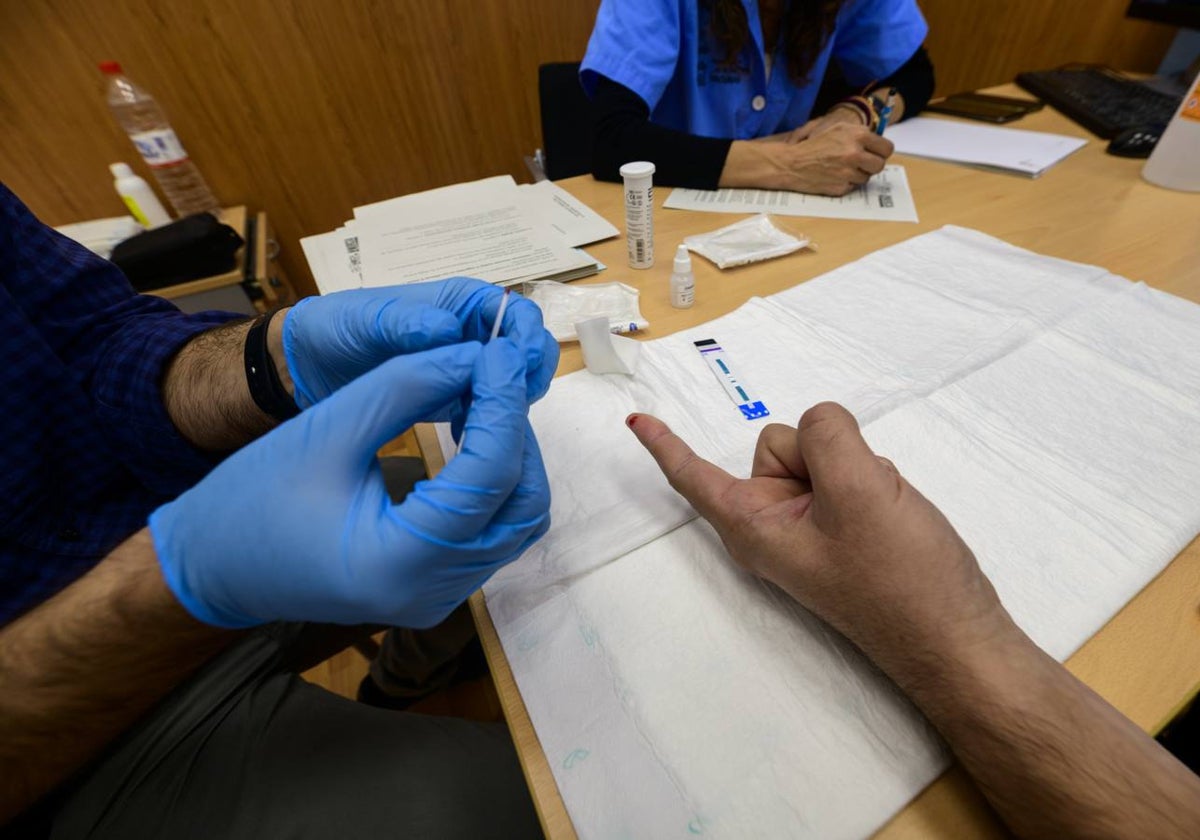 Un usuario se realiza un test rápido de VIH en el 'checkpoint' de Murcia.