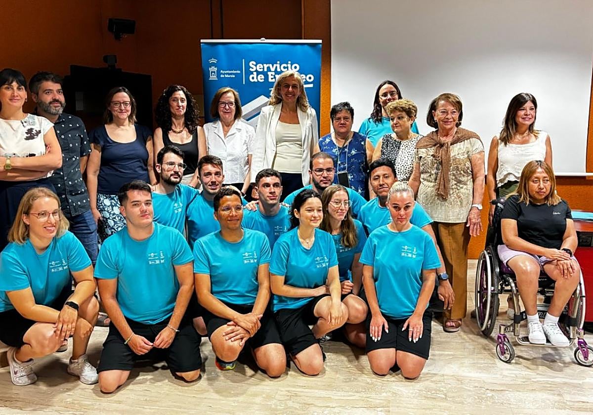 Los jóvenes monitores, con representantes de las diferentes entidades, ayer.