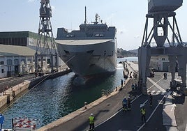 El 'Ysabel', remolcado con el chigre, entra en el dique seco de Navantia, aún con agua, el día de su varada.