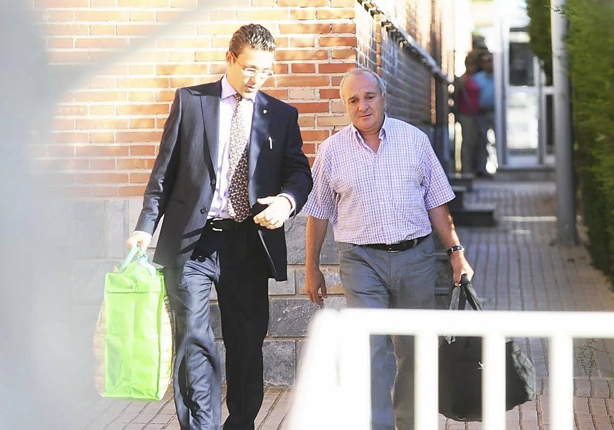 El abogado Pardo-Geijo y el acusado, Valentín Sánchez, a la salida de prisión.