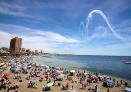 Estela circular dibujada por un grupo de aviones durante una exhibición en el Festival Aéreo de San Javier.