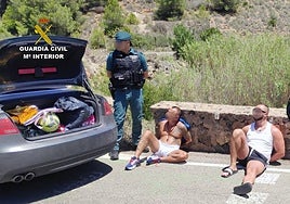 Los detenidos y los efectos incautados por la Guardia Civil