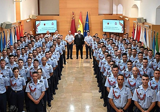 López Miras recibe a los alumnos que concluyeron su periodo de formación en la Academia General del Aire (AGA) de San Javier.