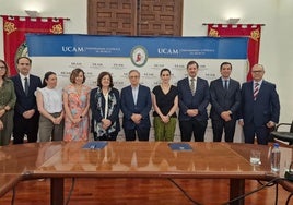 Representantes de UCAM y Grupo Fuertes en la firma del acuerdo.