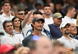 Juan Carlos Ferrero, entre Carlos Alcaraz González y Juanjo Moreno, escuchando a Carlos Alcaraz tras imponerse en tercera ronda de Wimbledon a Frances Tiafoe.