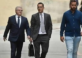 José Vélez junto a su letrado Raúl Pardo Geijo-Ruiz y el exsecretario de Organización del PSRM Jordi Arce, también investigado.