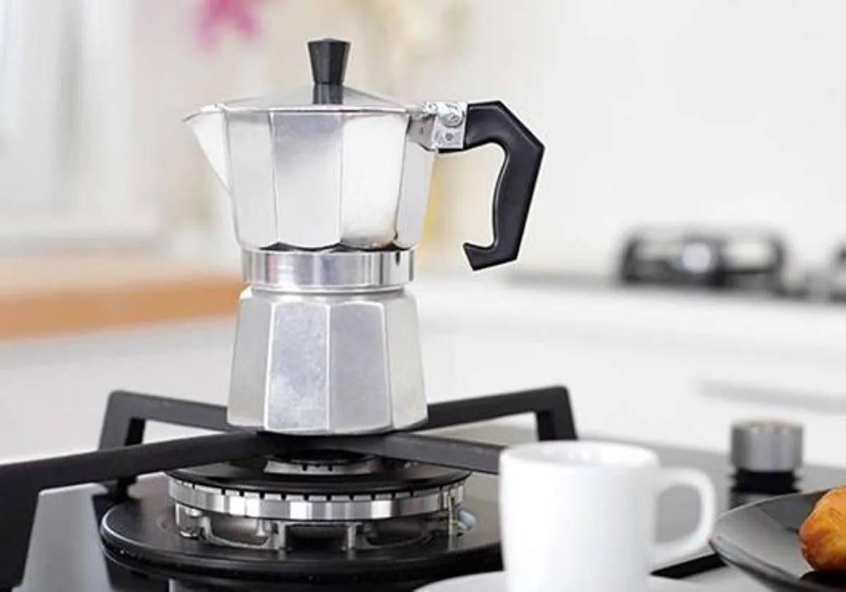 El truco definitivo para eliminar los restos de óxido y cal de tu cafetera italiana.