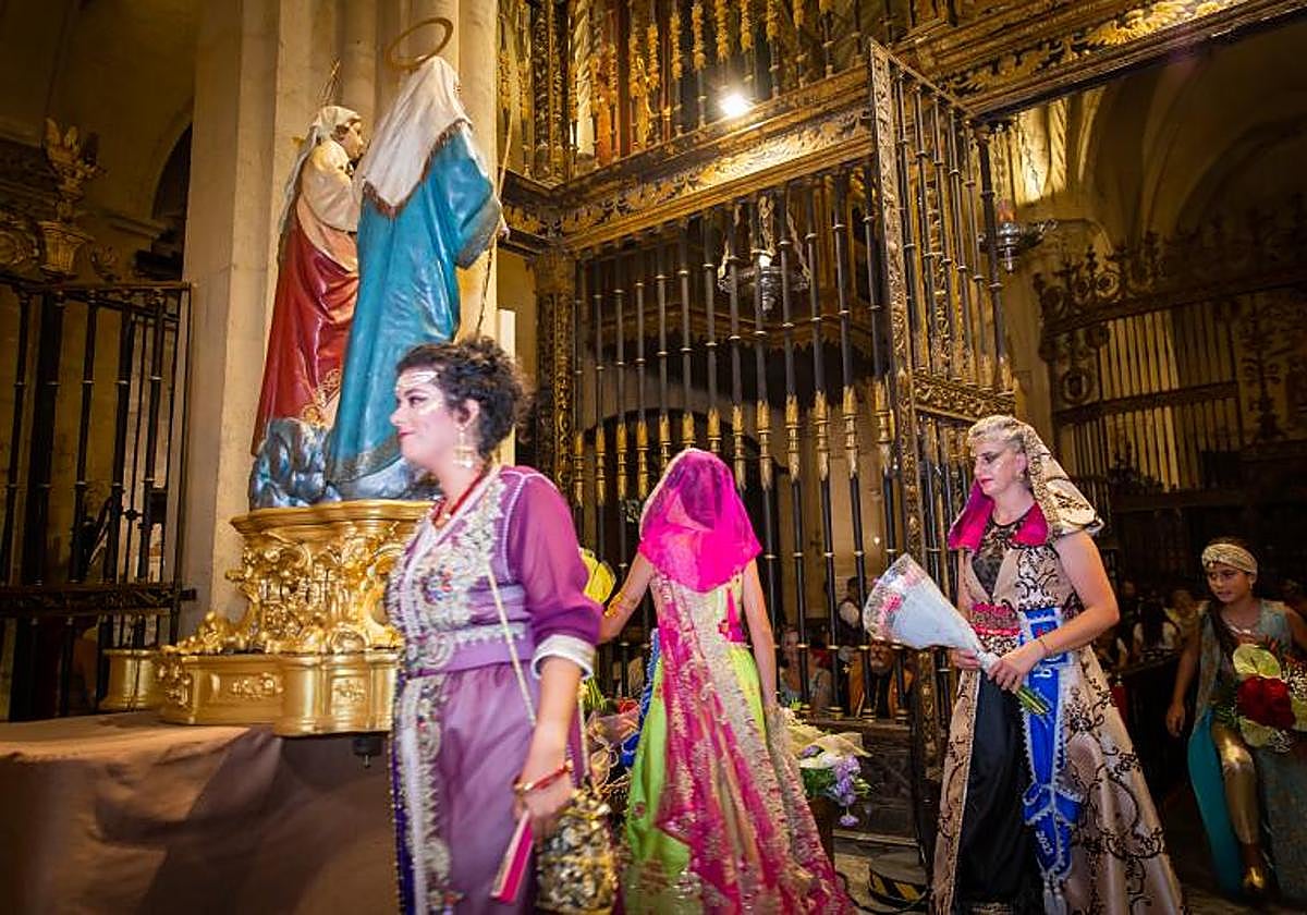 Festeras desfilan el año pasado frente a las imágenes de las Santas Justa y Rufina.