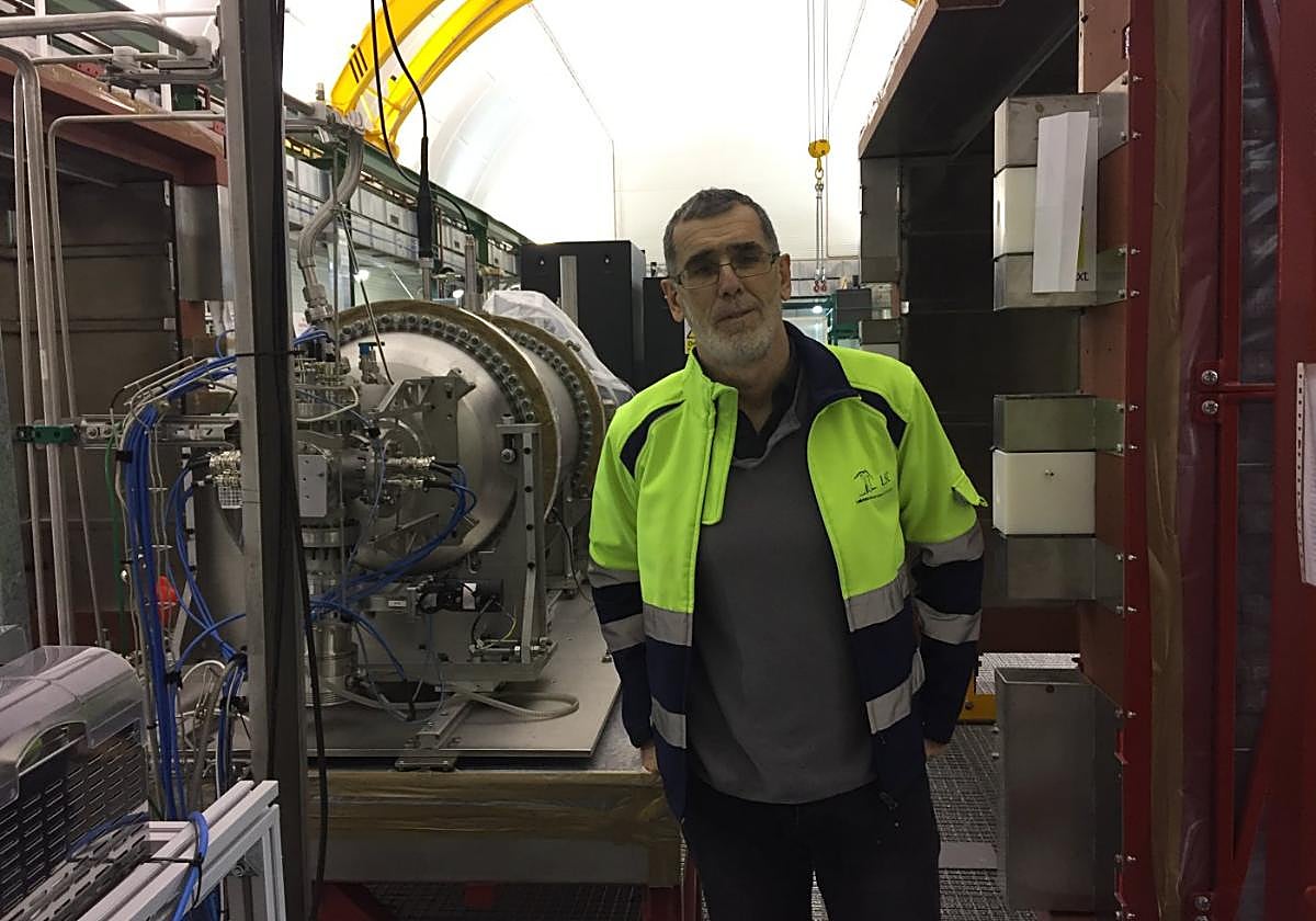 Catedrático excedente de Física Atómica y Nuclear.Juan José Gómez Cadenas en el laboratorio de Canfranc.