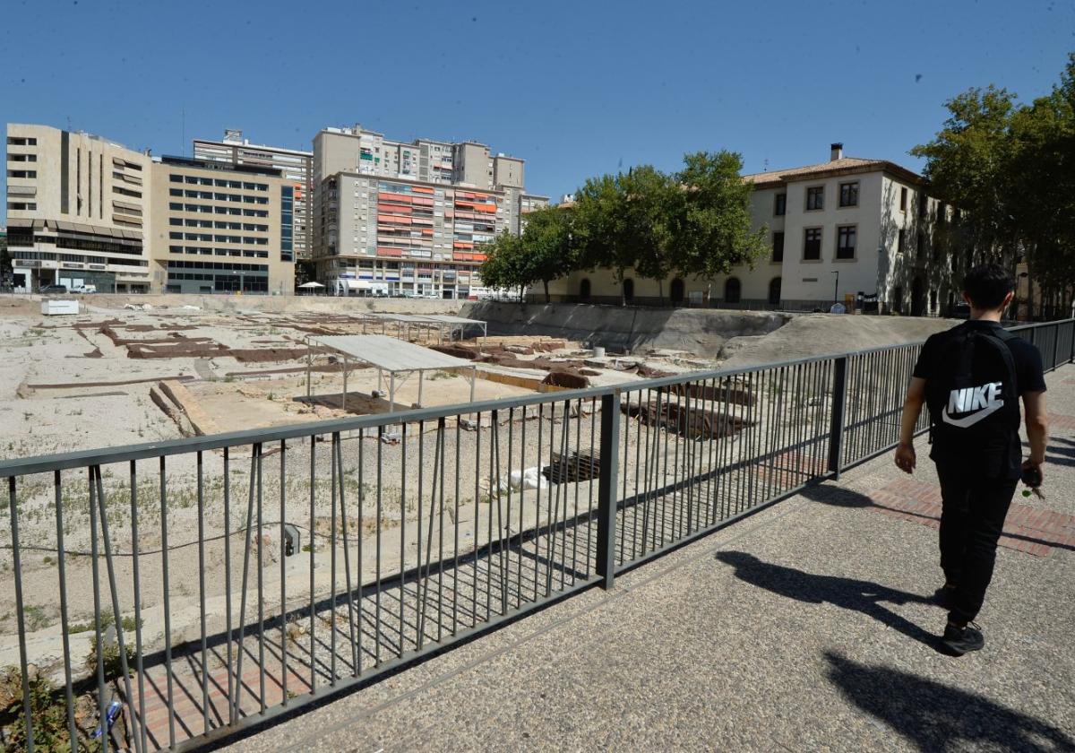 Un joven pasea junto a los restos del yacimiento de San Esteban.