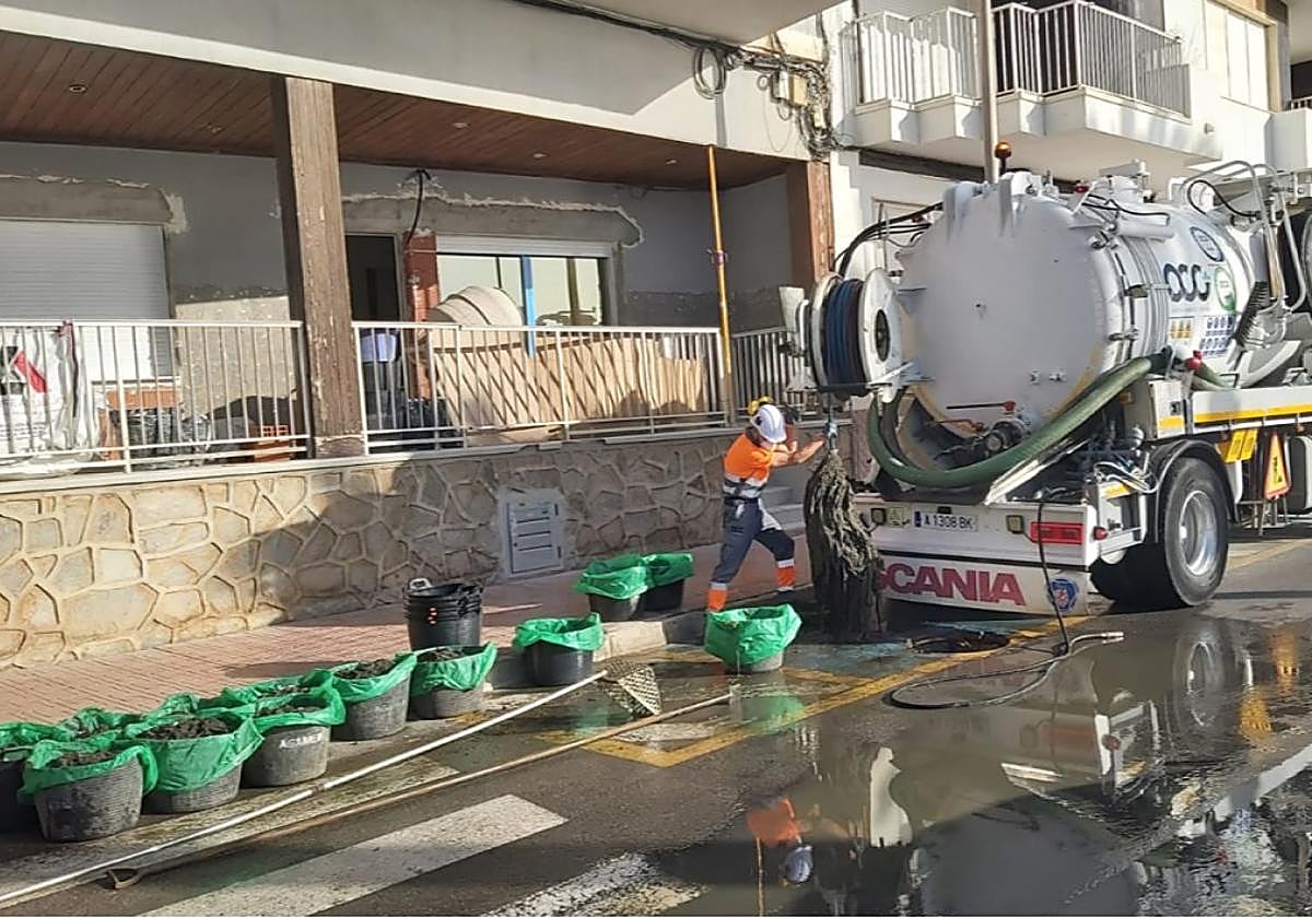 Desatranque de alcantarillado junto al paseo Juan Aparicio y las piscinas 'naturales'.