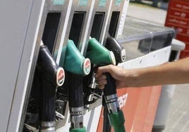 Mangueras de combustible en una gasolinera.