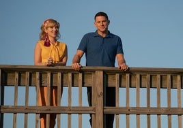 Scarlett Johansson y Channing Tatum, en un fotograma de 'Fly me to the Moon'.