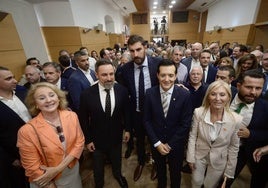 Abascal, junto a Antelo y Pancorbo, tras la firma del pacto entre PP y Vox, el año pasado.