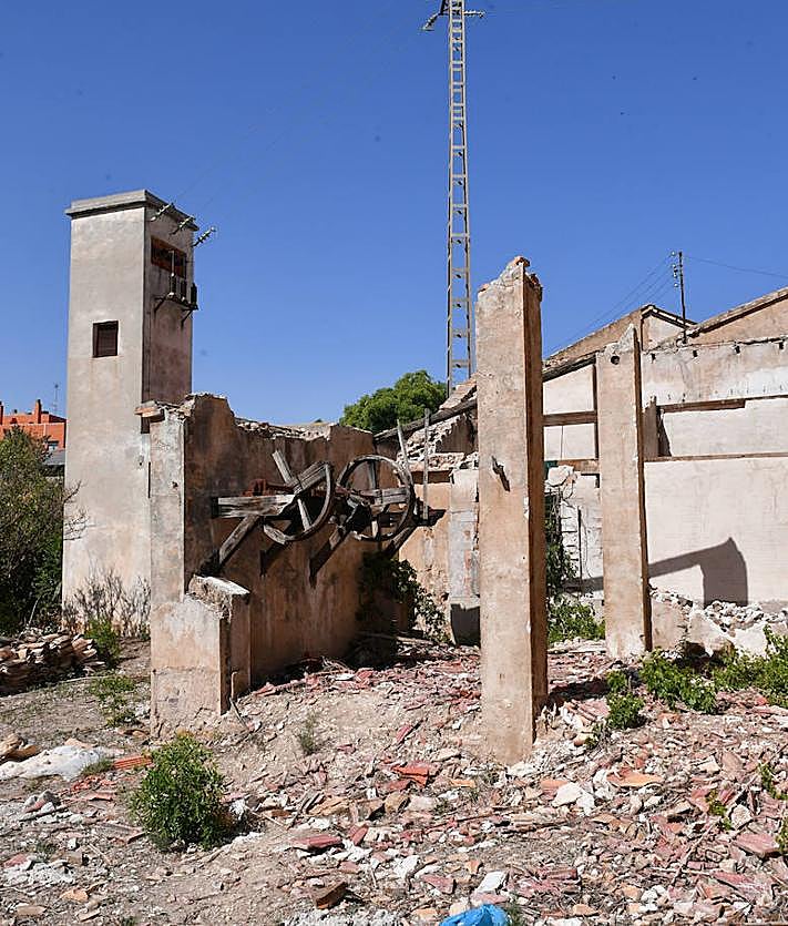 Imagen secundaria 2 - Imágenes de la la ruinosa situación del inmueble. 