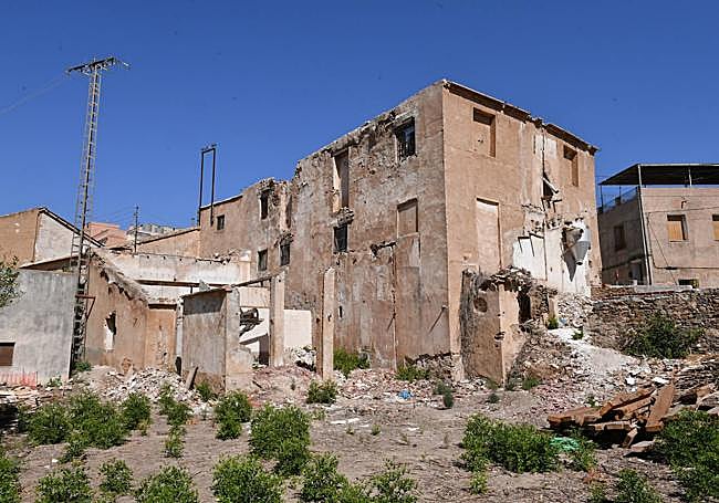 Imagen de la la ruinosa situación de la parte posterior del inmueble.