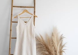 Dos trucos para entallar los vestidos demasiado anchos en cuestión de segundos.