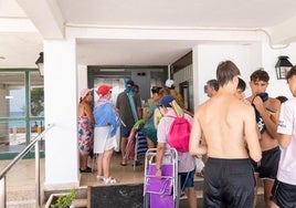 Cola de bañistas, el verano pasado, para entrar al único de los ascensores en funcionamiento en la playa de Barranco Rubio.