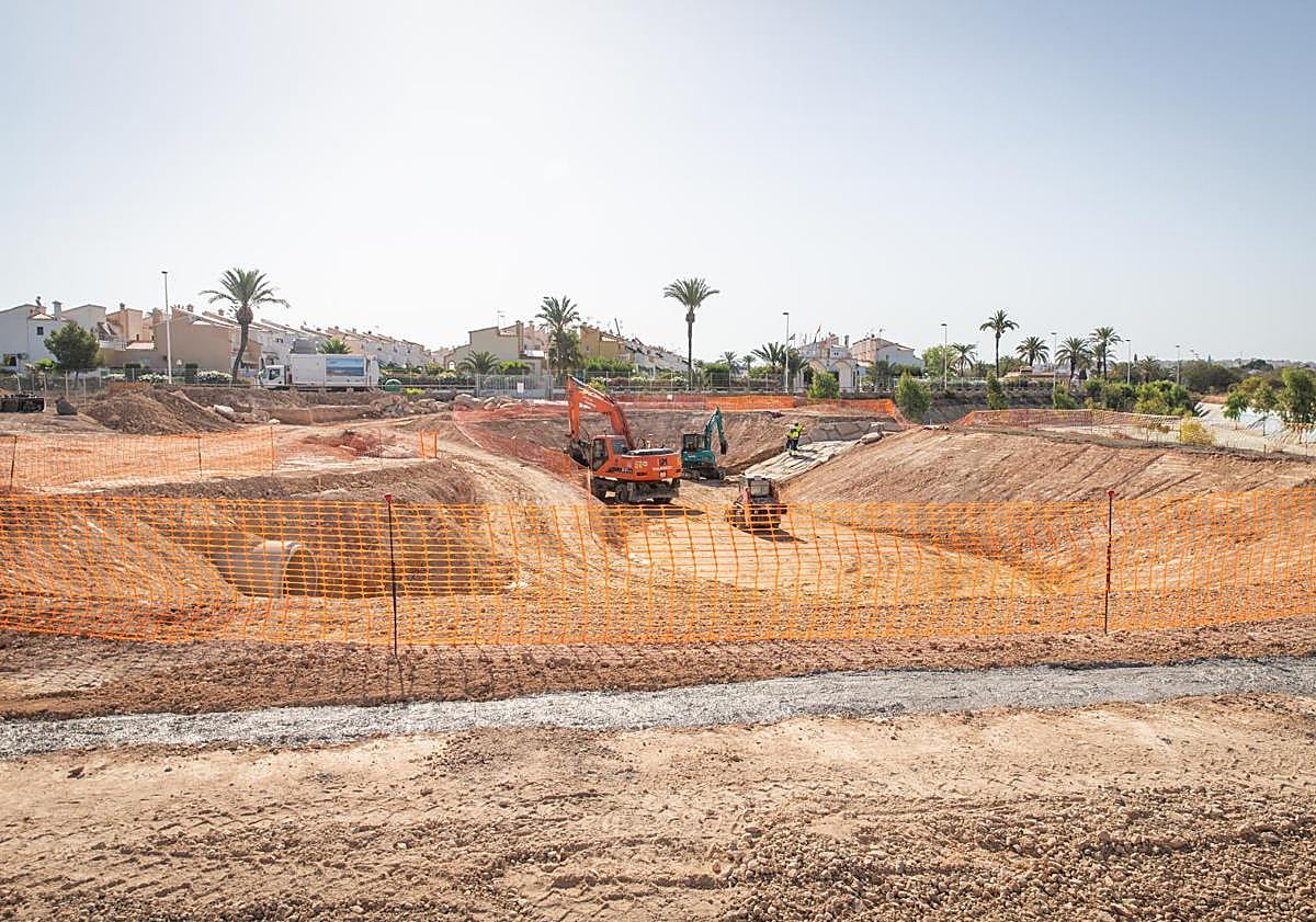 Imagen principal - Las excavadora, en plena faena este viernes.