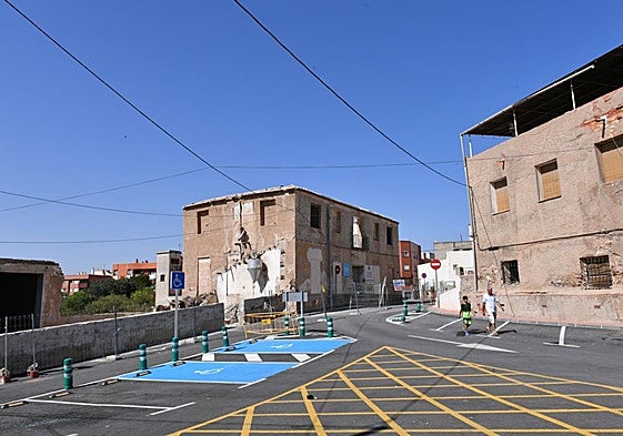 La calle a la que da la fachada principal del edificio está vallada ante su mal estado; a través de la ventana se percibe la retirada del techo.