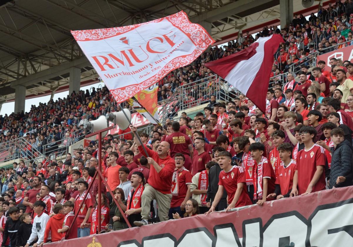 Aficionados del Real Murcia animan en el partido ante el Ceuta de la temporada pasada.