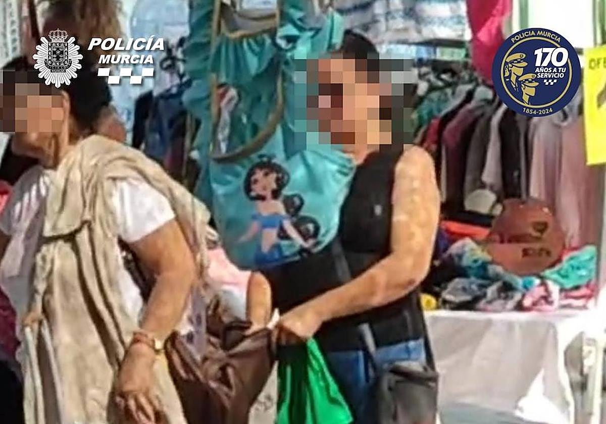 La mujer en el momento de uno de los hurtos.