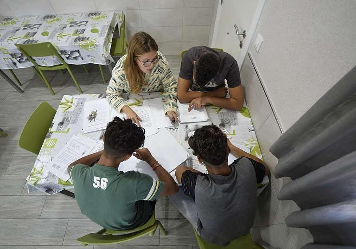 Menores extranjeros no acompañados, en el centro de acogida de la pedanía murciana de Santa Cruz.