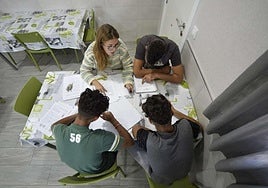 Menores extranjeros no acompañados, en el centro de acogida de la pedanía murciana de Santa Cruz.