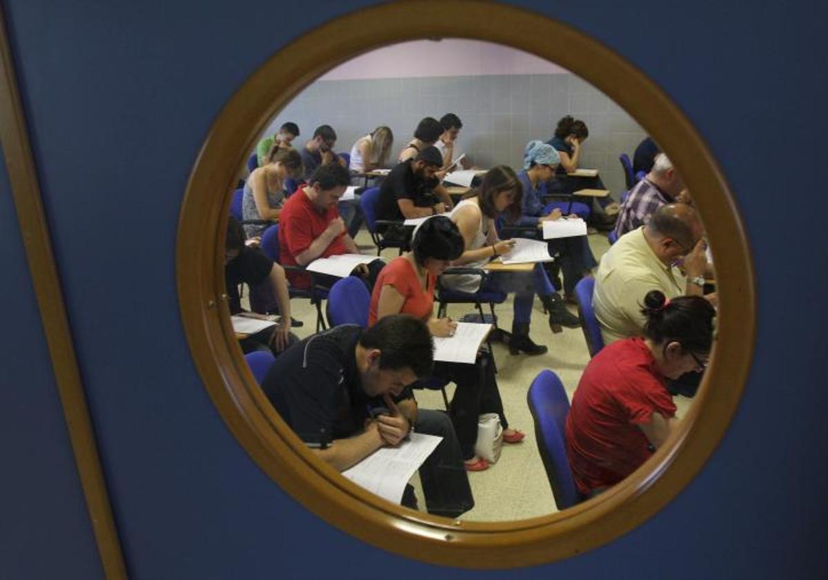 Alumnos se examinan de inglés en una Escuela de Idiomas, en una foto de archivo.