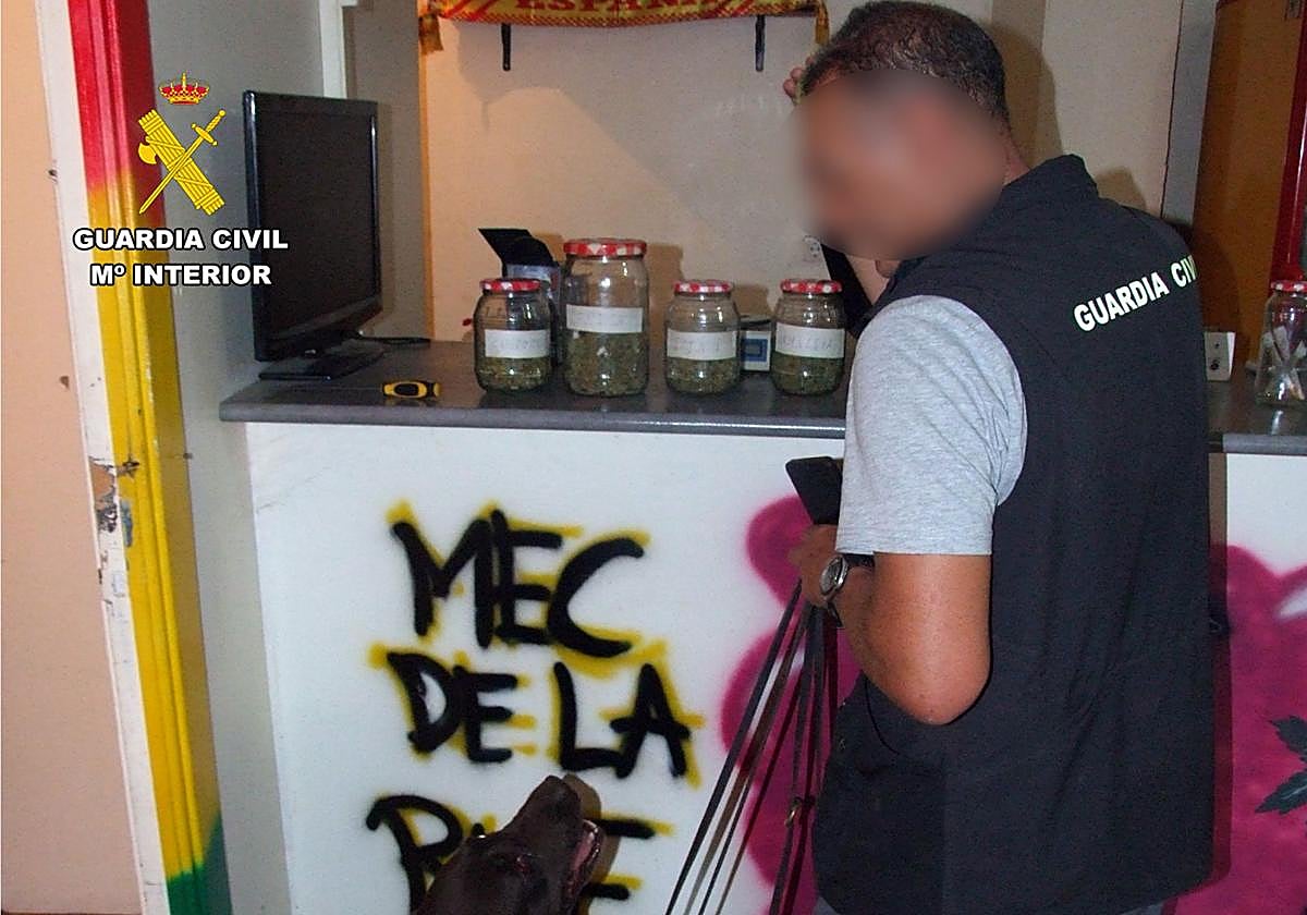 Un agente en el inmueble registrado durante la operación.