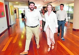 Fernando López Miras, junto a Cuca Gamarra. Por detrás, José Miguel Luengo y Visitación Martínez, este sábado, en San Pedro.