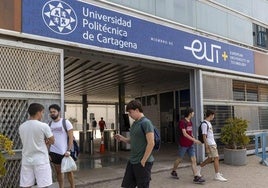 Alumnos en el campus de la UPCT.