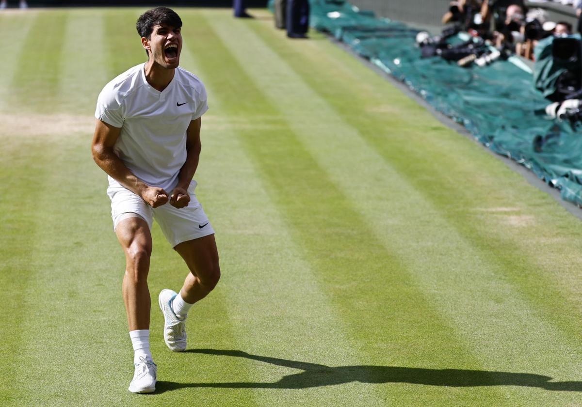 Carlos Alcaraz celebrando su triunfo en Wimbledon.