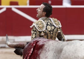 Rafaelillo durante la lidia de su primer toro en la plaza de Pamplona.